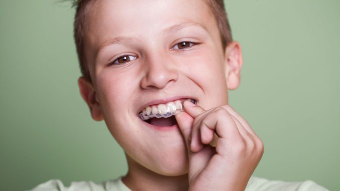 Kind mit Aufbissschiene wegen Zähneknirschen