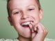 Kind mit Aufbissschiene wegen Zähneknirschen